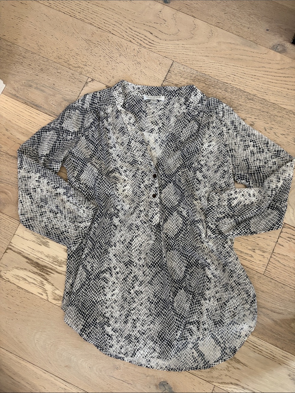 Amour Vert Black and White Snake Print V-Neck Blouse